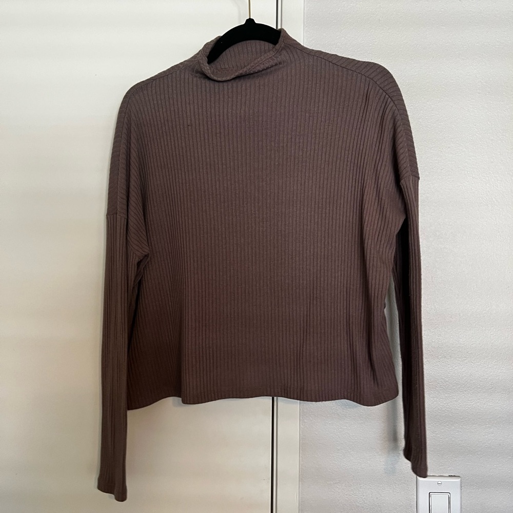 Turtleneck long sleeve shirt